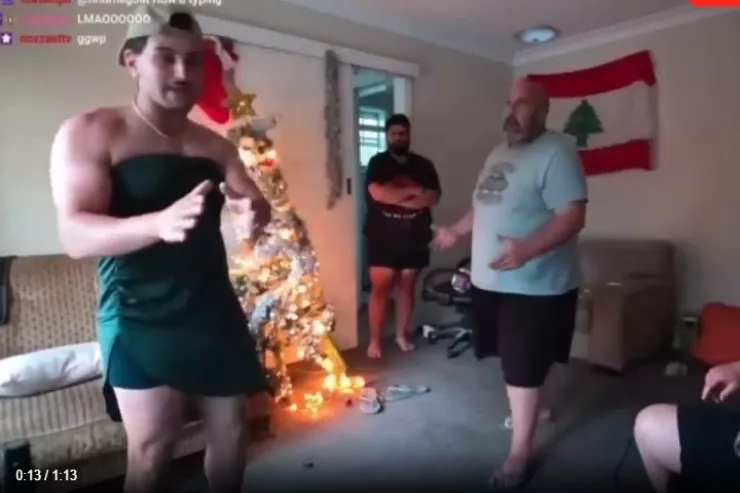 Ata canlı yayımda qadın paltarı geyinən oğlunu döydü - VİDEO 