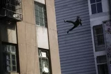 Xırdalanda 13-cü mərtəbədən  yıxılıb sağ qalan gənc bu gün öldü-YENİLƏNİB 