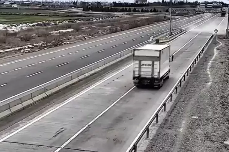Bakı-Qazax yolunda yük maşını belə aşdı - ANBAAN VİDEO 