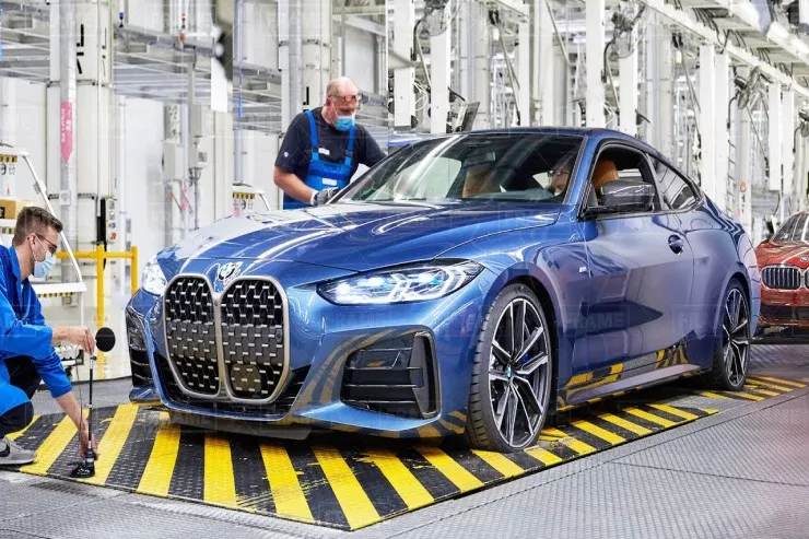 "BMW" yüz minlərlə avtomobili geri çağırır 