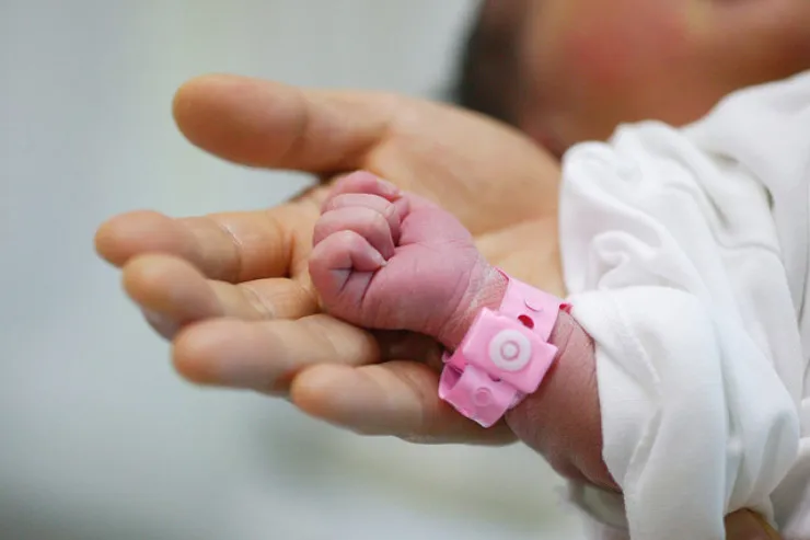 Uşaq acından öldü,  ailəsi tutuldu