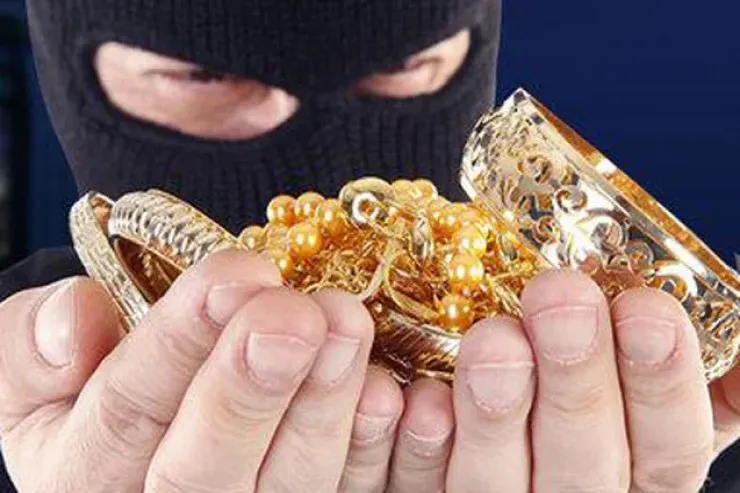 Bayram günü 600 manatlıq qızılı  oğurlandı