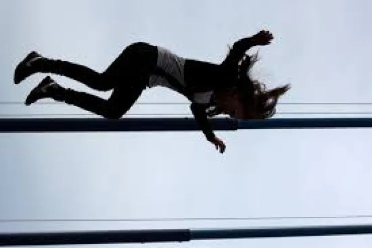 Yeni il gecəsi 12-ci mərtəbədən  yıxıldı – SAĞ QALDI