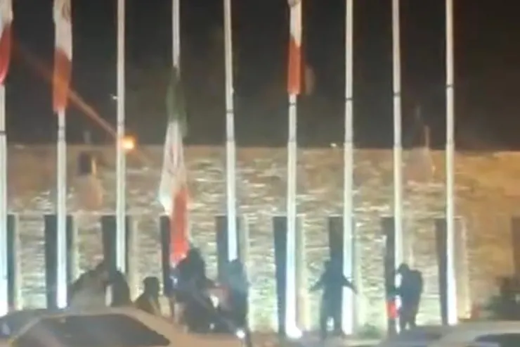 İranda gərginlik SON HƏDDƏ:  etirazçılar dövlət bayrağını endirdi 