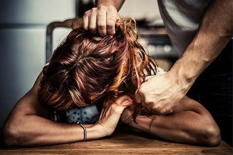 Saatlıda qulaqları eşitməyən ər  arvadını döydü, həbs olunmamış amnistiyaya düşdü 