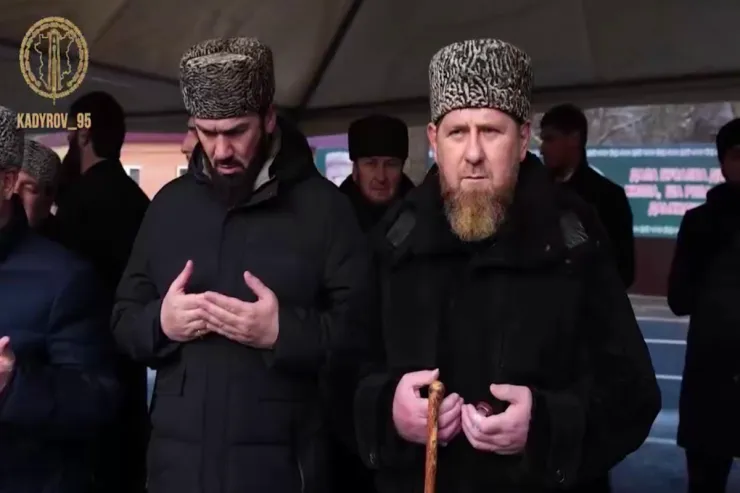 Kadırov xalq qarşısına əsa ilə  çıxdı
