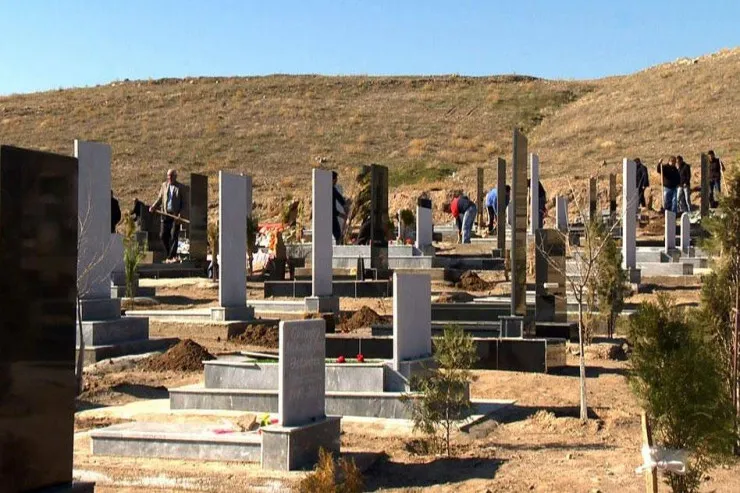 Naxçıvan qəbiristanlığında DAVA: güldanla sümüklərini qırdı 