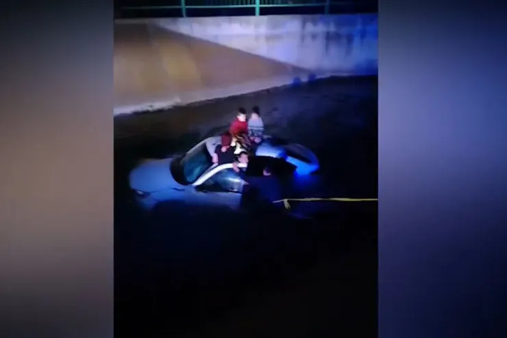 Beyləqanda maşın kanala düşdü:  2-si uşaq olmaqla 4 nəfər xilas olundu - VİDEO 