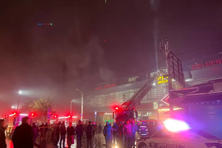 Ticarət mərkəzində yanğın