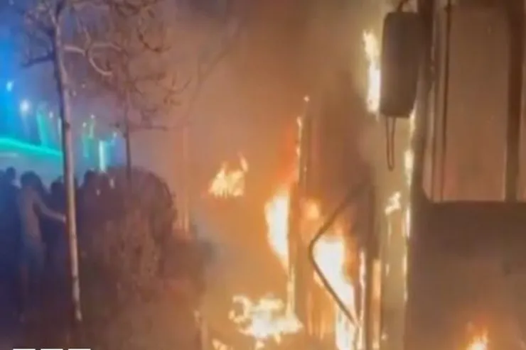 İranda nümayişçilər bəzi küçələrə nəzarəti ələ keçirdi  -VİDEO 