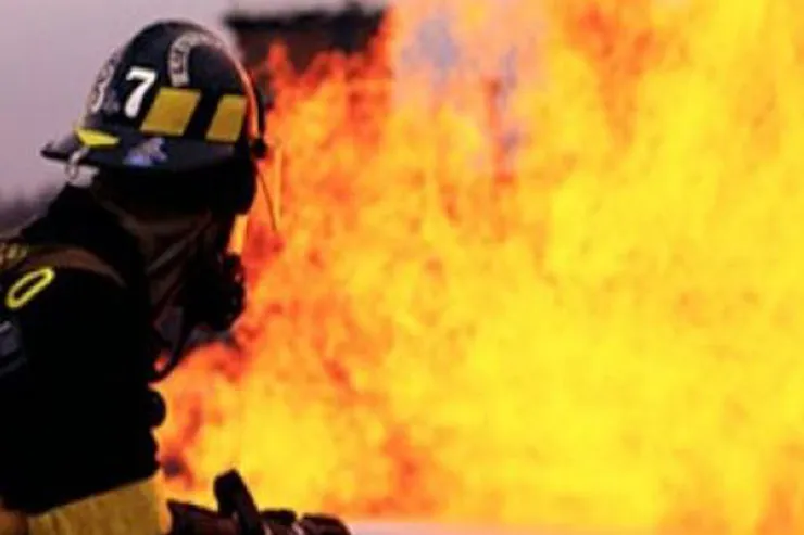 Lənkəranda 2 mərtəbəli yaşayış evi  yanıb kül oldu