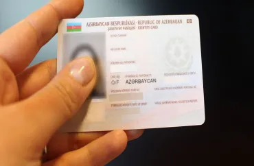 Şəxsiyyət vəsiqəsinin üzərində...