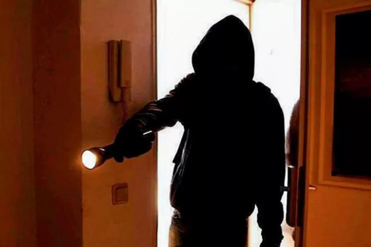 Ağsuda usta işlədiyi obyekti qarət etdi 