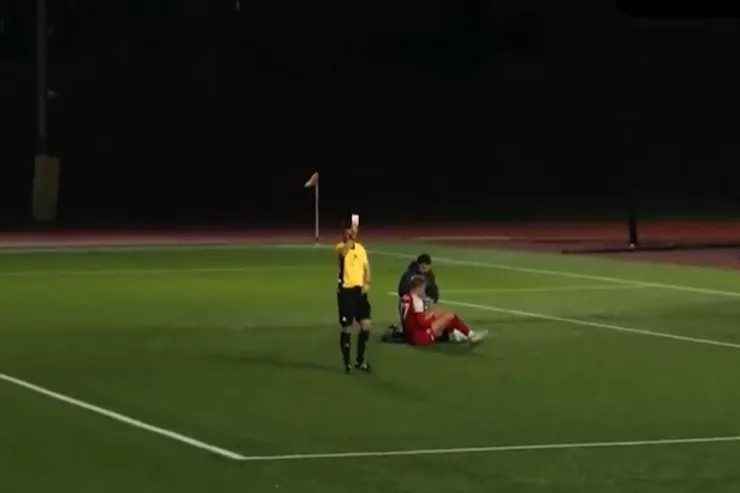 Hakim sərxoş azarkeşi  tribunada qışqırdığına görə meydandan qovdu 