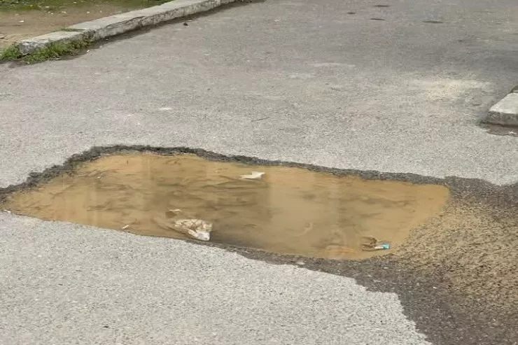 Bakıda 1 həftədir içməli su küçəyə axır 