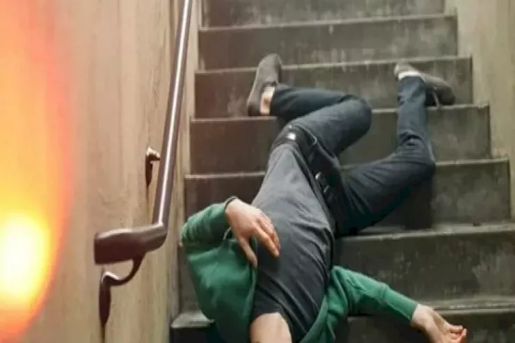 Şəmkirdə FACİƏ:   pilləkəndən yıxılıb ÖLDÜ 