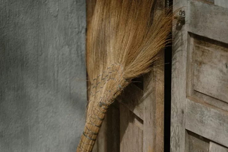 Süpürgəni burada saxlamayın:  evinizdə uğursuzluğu “cəlb edən” 3 təhlükəli yer 