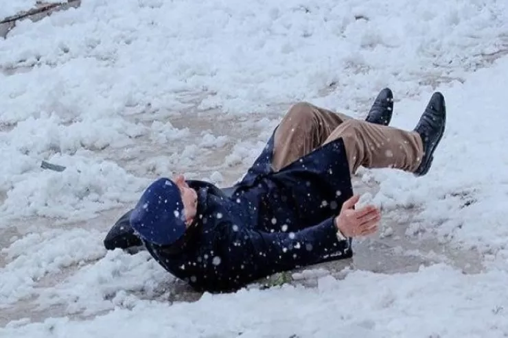 Buzlu yollar  15 nəfəri xəstəxanalıq etdi