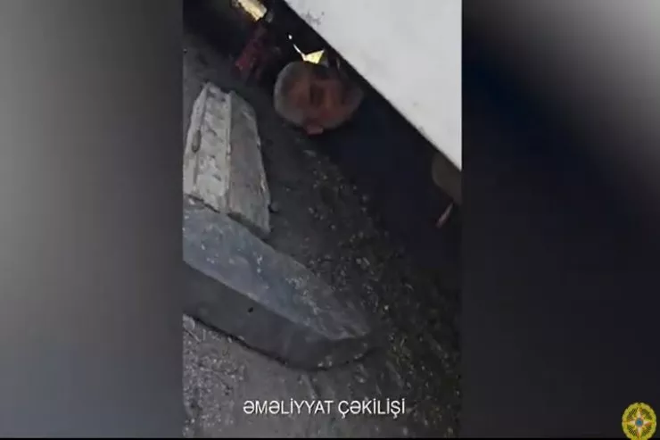 Avtobusun altında ölümlə üzləşən  kişi belə xilas olundu - VİDEO 