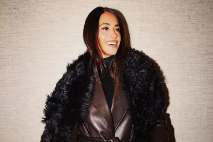 Messinin həyat yoldaşının qış tərzi:  dəri trençkot və süni xəz şarf 