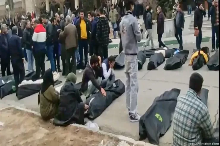 İranda yeniyetmə sağ qalmaq üçün  üç gün cəsədlərin arasında  uzanıb