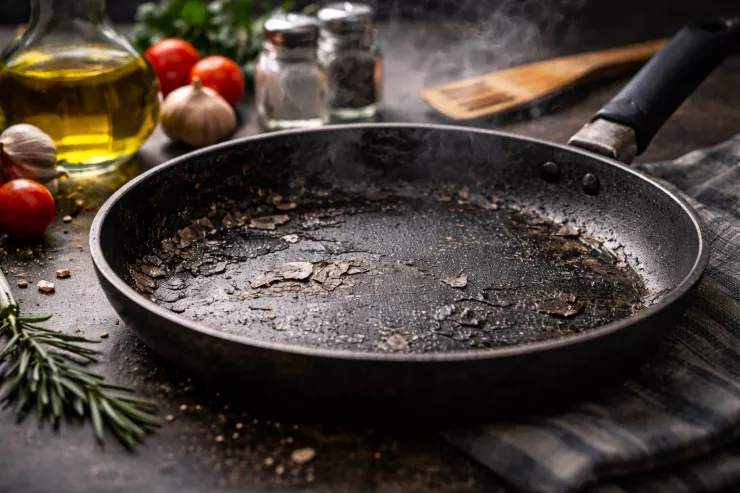 Hansı ev qablarında insanlar üçün təhlükəli maddələr  var