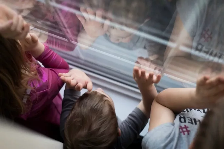 Bakıda ana iki uşağını  gözəllik salonunda qoyub qaçdı 