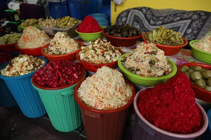"Meyvəli bazar"da satılan kələm turşusunu  almayın - Çuğundur əvəzinə boya qatırlar 