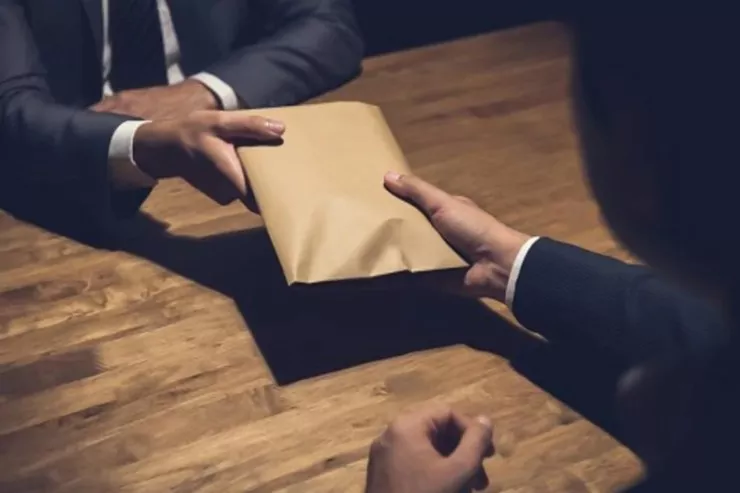 Saxta rəy üçün  25 min manat istəyən ekspertin   MƏHKƏMƏSİ