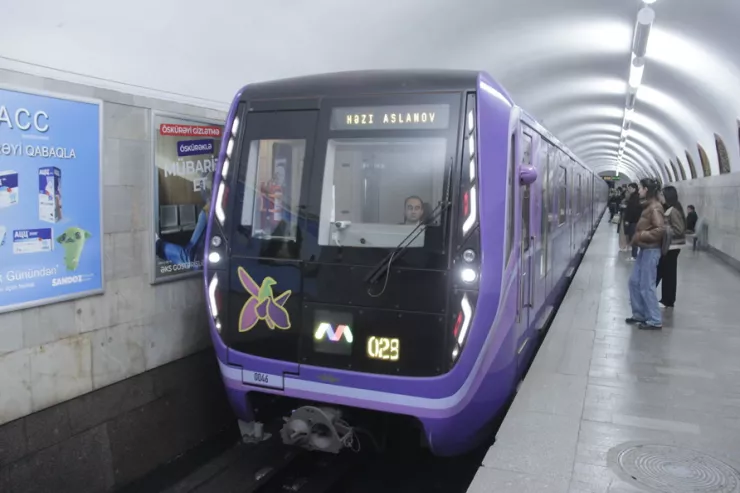 Bakı metrosunda yarım saatdır  qatar gəlmir - YENİLƏNİB 