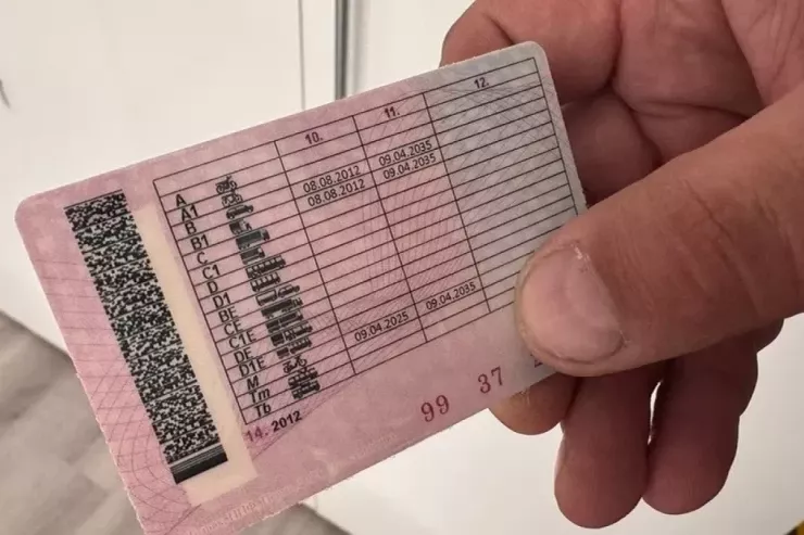 Azərbaycanlı saxta sürücülük  vəsiqəsi ilə TUTULDU