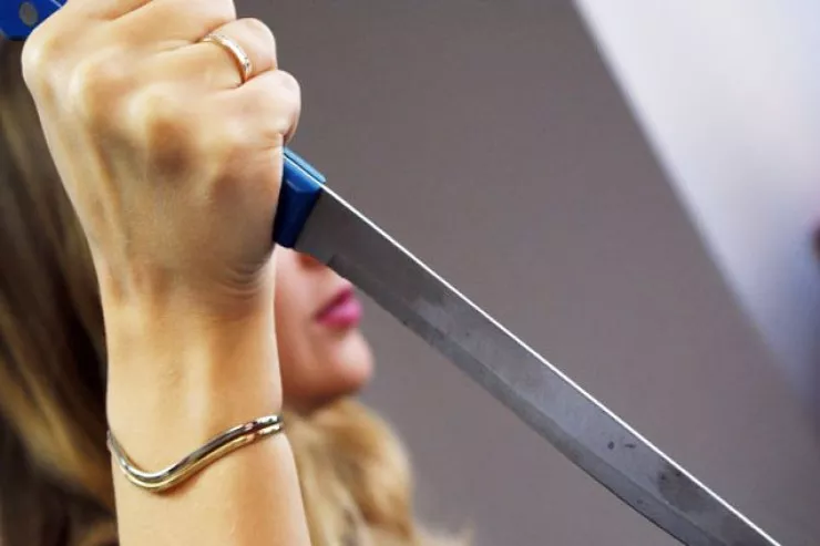 Şəxsi əşyalarına görə  bacısını bıçaqlayan qıza   HÖKM OXUNDU