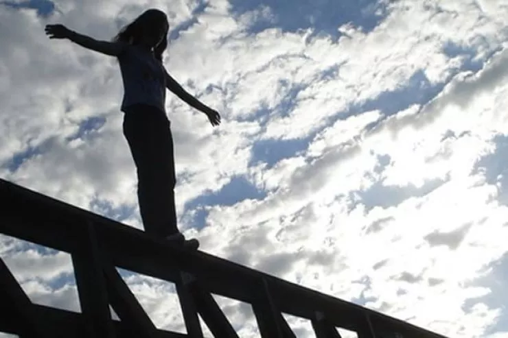 Balakəndə gənc qız tiktokdakı fotolarına  görə özünü körpüdən atdı - HƏBS OLUNAN VAR 