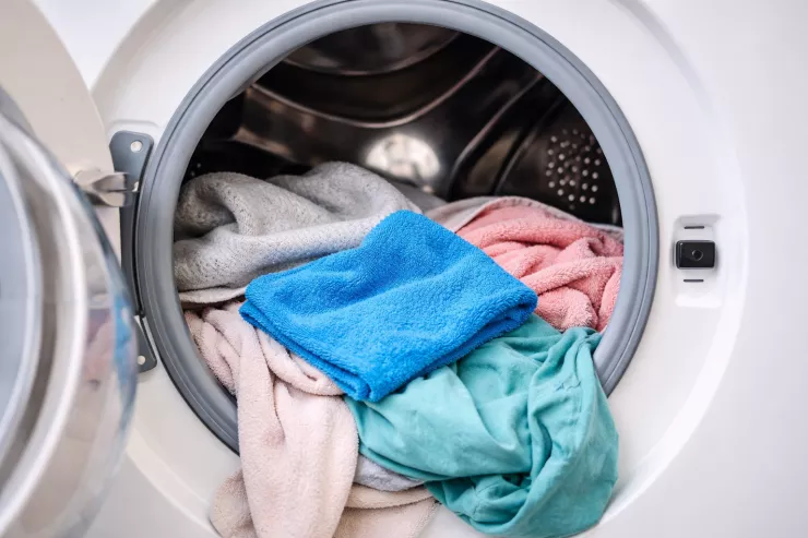 Paltarların üzərindəki tüklərdən  qurtulmaq üçün paltaryuyan maşına  nə qoymaq lazımdır?