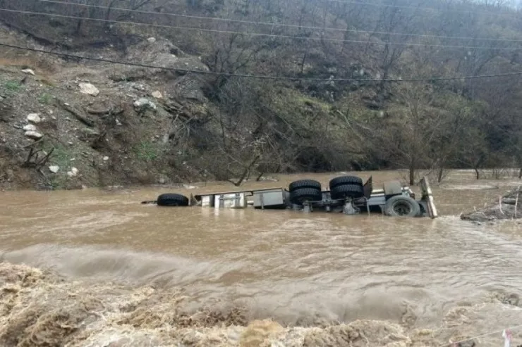 Samuxda yük maşını çaya aşdı,  bir nəfər suda boğuldu 