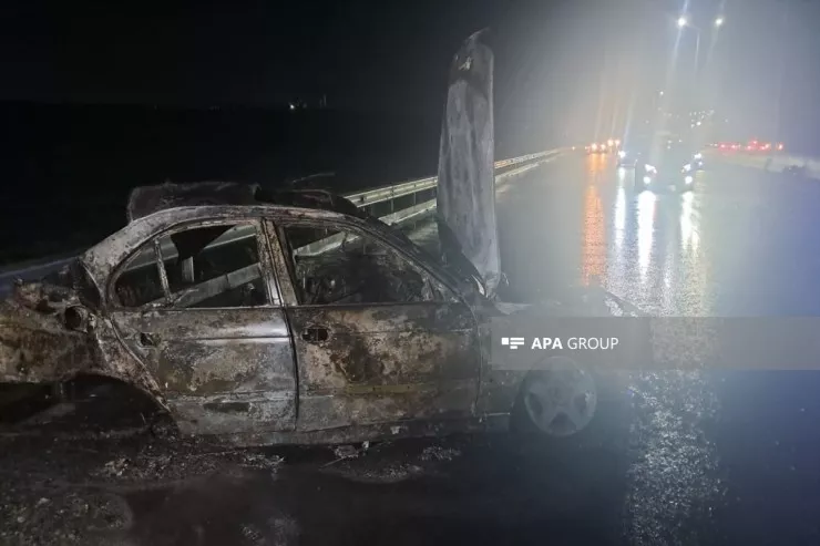 Bakıda “BMW” iki yerə bölündü: İki nəfər yaralandı - FOTO 