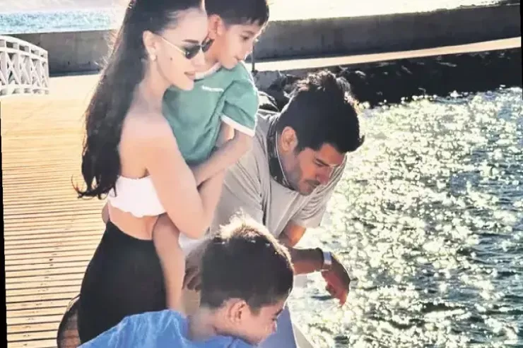 Burak Özçivit ailəsi ilə çimərlikdə - Elə görüntülər var ki... 