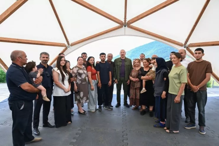 İlham Əliyev Şuşanın Kiçik Qaladərəsi kəndinə  qayıdan sakinlərlə görüşdü -  FOTOLENT 