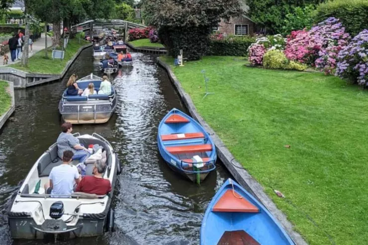 Avtomobil yolu olmayan kənd  turistlərin sevimli məkanına  çevrildi