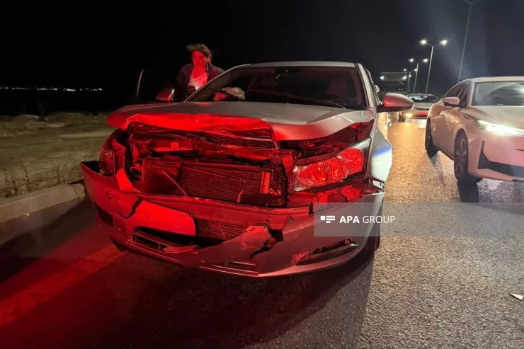 Bakıda “Chevrolet” və “Tesla” toqquşdu 