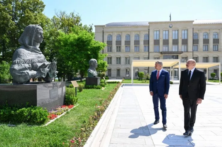 İlham Əliyev və Peter Pelleqrini Şuşada işğal dövründə güllələnmiş  büstlərinə baxıblar