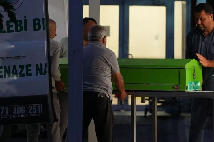 Atasını parçalayıb tualetdə gizlətdi 