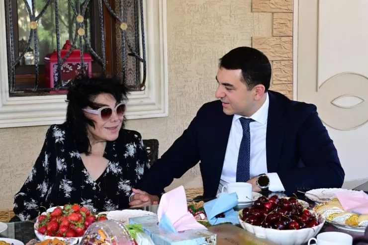 Nazir Flora Kərimovanı evində ziyarət etdi
