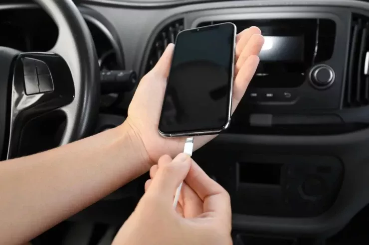 Telefonu  avtomobildə doldurmaq sərfiyyatı  artırır?