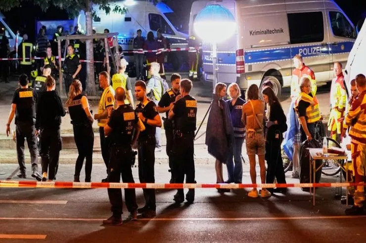 Berlində DƏHŞƏT:  TIR insanların üstünə sürdülər bir nəfər ölüb, azı 16 nəfər yaralanıb