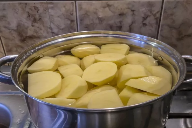 Kartofu qaynatmazdan əvvəl  doğrayırsınız... və boş yerə: Dietoloq ümumi səhvi  izah edir