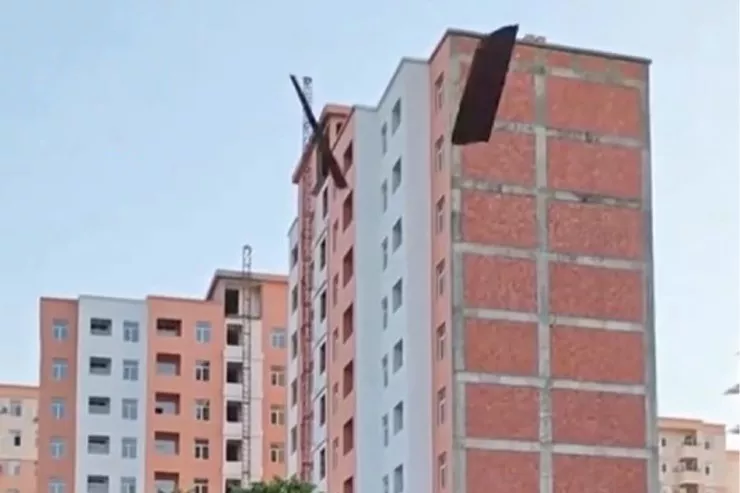 Bakıda yaşayış binasının damını külək uçurdu - VİDEO 