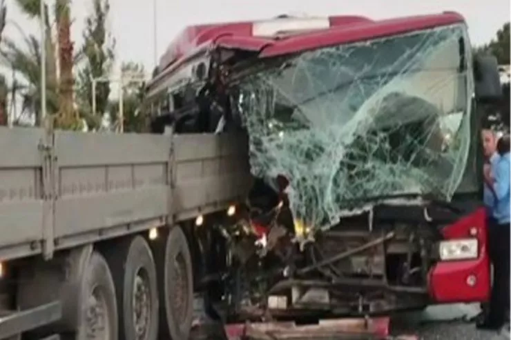Bakıda avtobus yük maşınına çırpıldı - VİDEO 