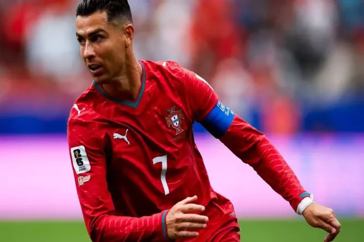 Top, kamera,  motor: Ronaldo öz serialı üçün ulduzları  toplayır