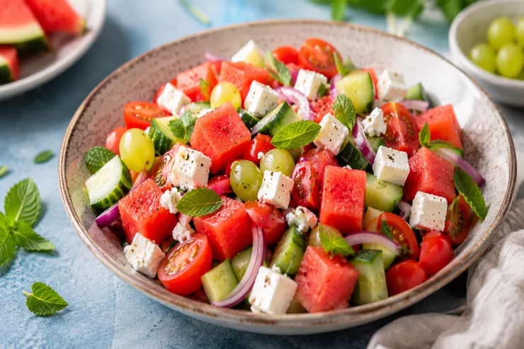 İstidə cəmi 10 dəqiqəyə hazırlaya biləcəyiniz  ən ləzzətli salat RESEPTİ 